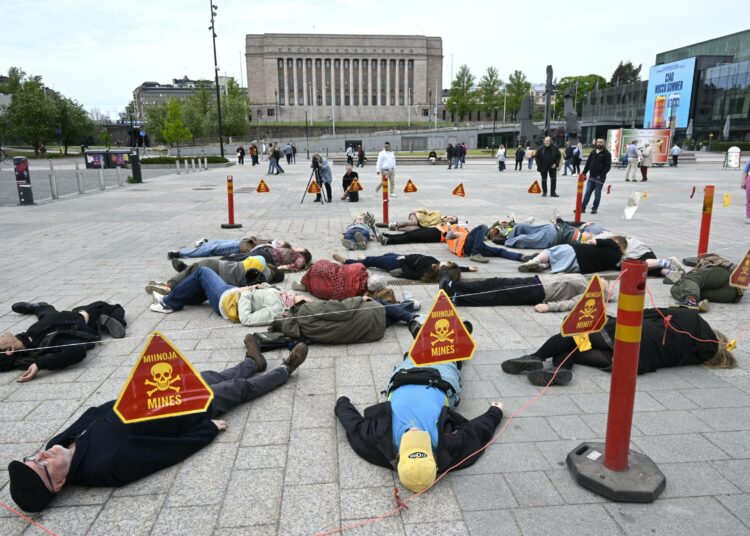 Helsingin Kansalaistorilla järjestettiin helatorstaina Miinavaara-mielenilmaus, joka vaati Suomea pysymään jalkaväkimiinat kieltävässä Ottawan sopimuksessa.