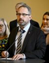 Eduskuntaryhmät esittelivät velkajarrusopua tiistaina perussuomalaisten Jani Mäkelän johdolla.