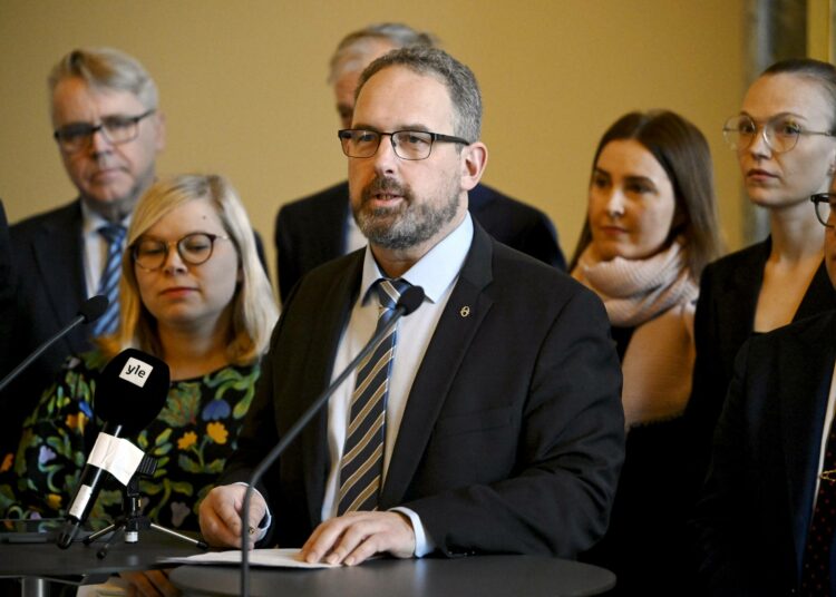 Eduskuntaryhmät esittelivät velkajarrusopua tiistaina perussuomalaisten Jani Mäkelän johdolla.