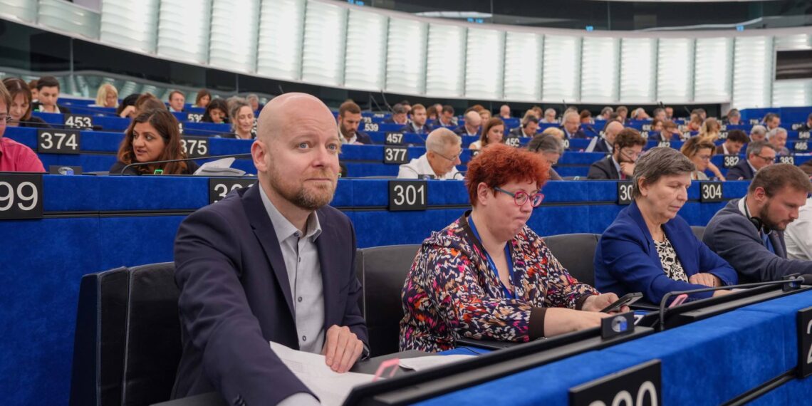 Europarlamentaarikko Jussi Saramo (LEFT/Vas.) parlamentin täysistunnossa lokakuussa 2026.