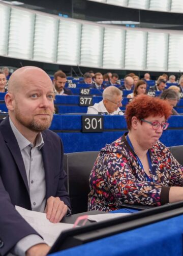 Europarlamentaarikko Jussi Saramo (LEFT/Vas.) parlamentin täysistunnossa lokakuussa 2026.