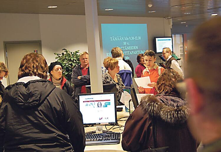 Työttömyys on kovassa kasvussa yritysten irtisanomisten ja lomautusten vuoksi. Kuva Jyväskylän työvoimatoimiston työnhakukeskuksen rekrytointitapahtumasta yli 50-vuotiaille työntekijöille.