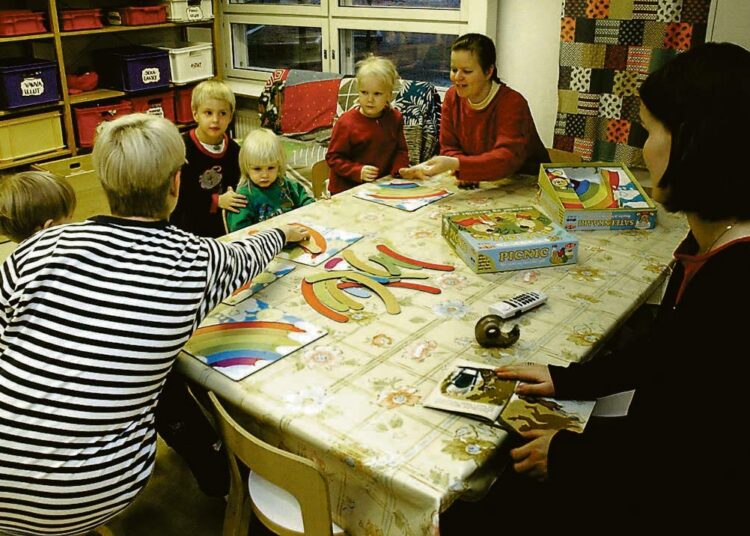 Leikkipuisto Kiikun sisätiloissa pelattiin ja askarreltiin ennen sen sulkemista. Kuva vuodelta 2001.