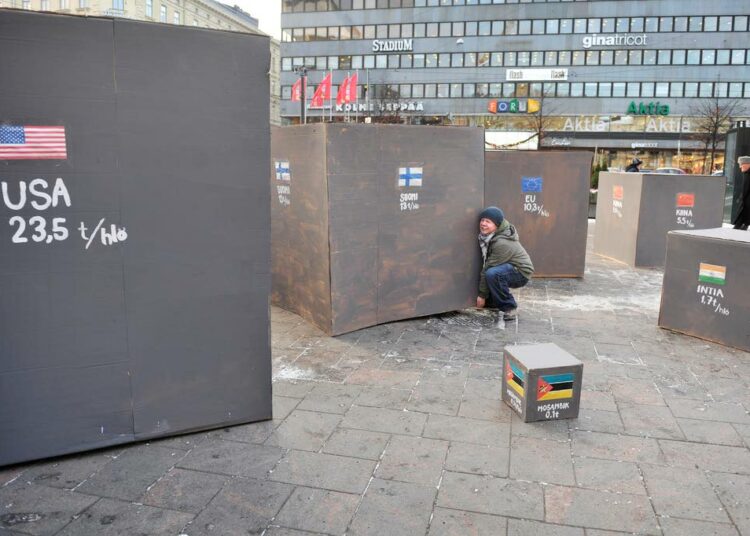 Helsingin Kolmen Sepän aukiolle asetettiin tiistaina järjestetyssä tempauksessa eri maiden päästöjen suuruutta kuvaavat kuutiot.