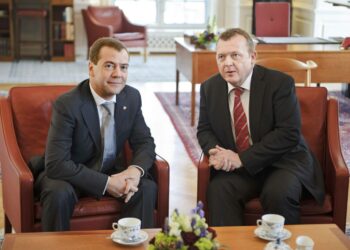 Tanskan pääministeri Lars Lökke Rasmussen (oik.) tapasi huhtikuun lopulla Kööpenhaminassa vierailleen Venäjän presidentti Dmitri Medvedevin. Nykyisillä kannatuslukemilla liberaalien Rasmussen jää yhden vaalikauden pääministeriksi.