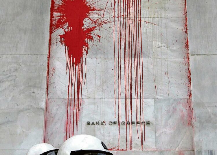 Mellakkapoliisit torjuivat mielenosoittajia Kreikan keskuspankin edustalla 6. joulukuuta.