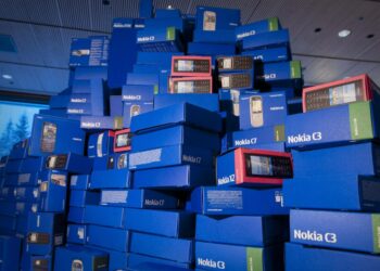 Nokia älypuhelimien pakkauksia.