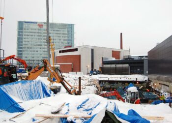 Keskimaan messuhotellin perustuksia Jyväskylän Lutakossa on tehty aamusta iltaan viikonloppuinakin. Nyt työt ovat epäselvyyksien vuoksi saarrossa.