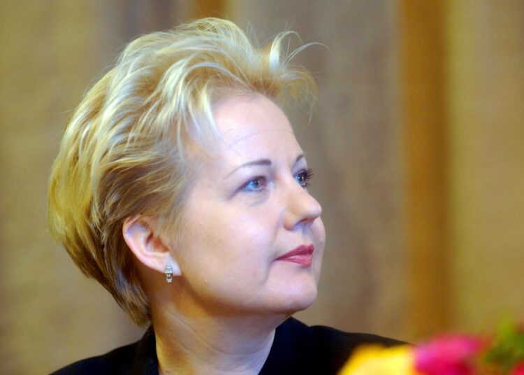 Suvi Lindén käy halllitusneuvotteluja.