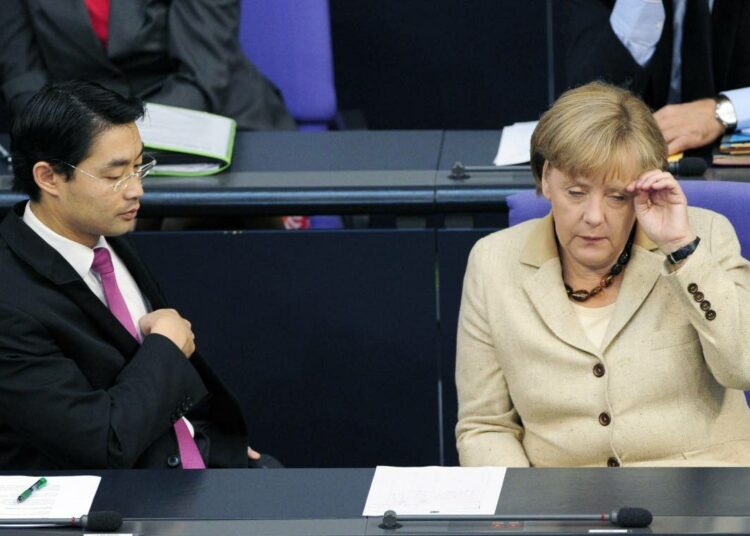 Liittokansleri Angela Merkel ja varakansleri Philipp Rösler liittopäivillä torstaina.