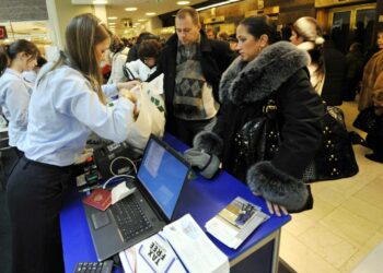 Venäläisiä turisteja tekemässä tax free -ostoksia Stockmannilla tammikuussa 2009.