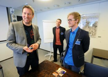 Opettaja Emppu Laakso ja tuore ylioppilas Aleksi Ekman lahjoittivat kulttuuriministerille pienen roskiksen.
