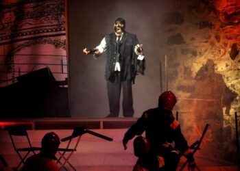 Palopäällikkö Alvaro Velliä esittävä tenori Aki Alamikkotervo La Fenice -oopperan kenraaliharjoituksissa Savonlinnan oopperajuhlilla 4. heinäkuuta 2012.