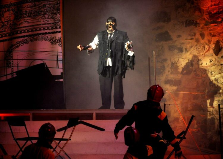 Palopäällikkö Alvaro Velliä esittävä tenori Aki Alamikkotervo La Fenice -oopperan kenraaliharjoituksissa Savonlinnan oopperajuhlilla 4. heinäkuuta 2012.