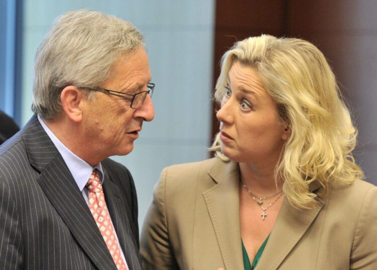 Euroryhmän puheenjohtaja Jean-Claude Juncker ja valtiovarainministeri Jutta Urpilainen neuvonpidossa Brysselissä maanantaina.