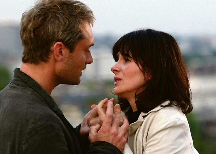 Jude Law ja Juliette Binoche tähdittävät koskettavaa rakkaustarinaa, joka jäi ohjaajansa Anthony Minghellan viimeiseksi. Kuvassa Rafi Gavron ja Juliette Binoche.