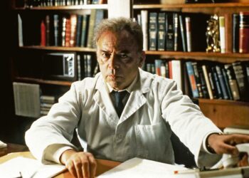 Viimeinen yhteys: The Dead Zone on David Cronenbergin ohjaama jännitys-elokuva Stephen Kingin romaanista. Kuvassa Herbert Lom.