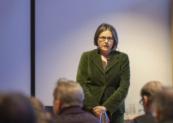 Kehitysministeri Heidi Hautala on pitänyt Talvivaaran toimintaa vastuuttomana, mutta nyt Hautala ohjaa valtion rahaa yhtiöön, kummastelee Suomen Luonnonsuojeluliitto. Kuvassa Hautala Talvivaara-keskustelutilaisuudessa Vuokatissa 1. helmikuuta.