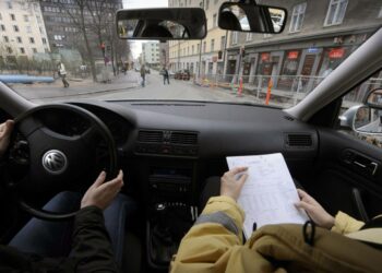 Autokoulun oppilas ajoharjoittelussa Helsingissä. Liikenneministeri Merja Kyllönen palauttaa opetuslupaopetuksen kilpailukykyiseksi vaihtoehdoksi nopealla aikataululla.