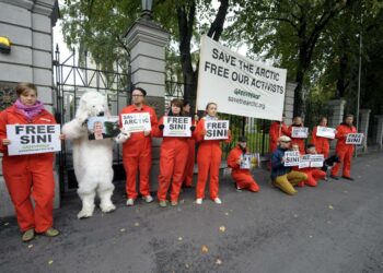 Tukimielenosoitus Venäjällä pidätetyn Greenpeace-aktivisti Sini Saarelan puolesta Venäjän suurlähetystön edessä 27. syyskuuta.