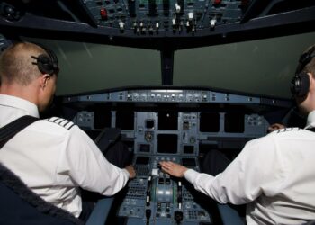 Finnairin kapteeni Jarkko Rosti ja perämies Jon Främling lennolla Helsingistä Amsterdamiin 20. heinäkuuta 2011. Finnair ja lentäjät ovat sopineet 17 miljoonan euron säästöohjelmasta.