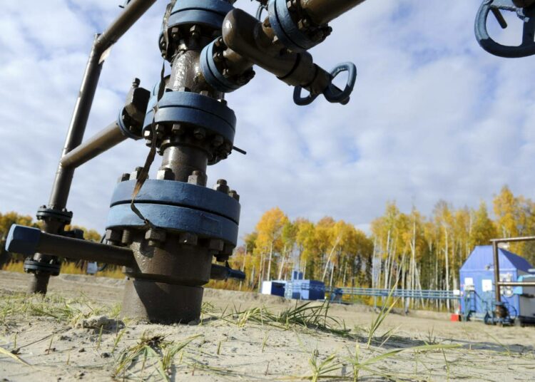 Fossiilisten polttoaineiden todellisia kustannuksia ei raportin mukaan oteta huomioon. Kuvassa liuskeöljyn porausta Njaganissa Siperiassa.