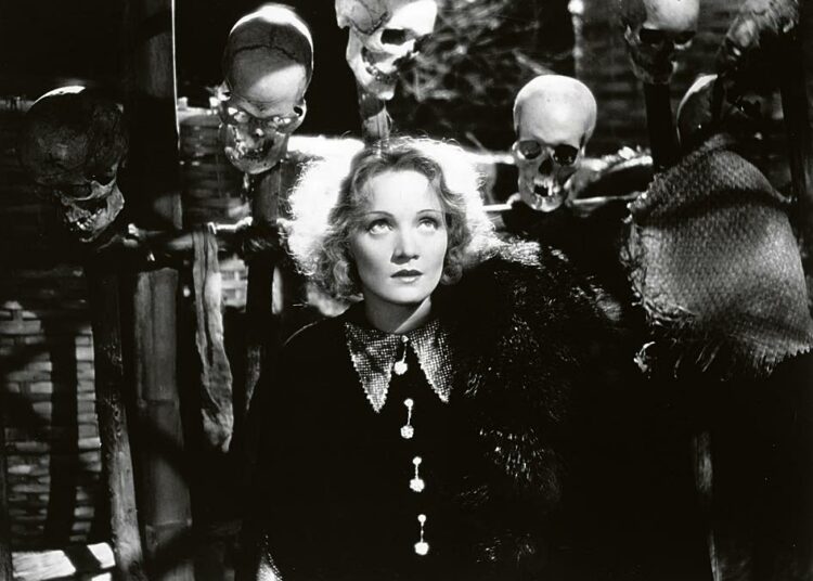 Salaperäinen Shanghai Lily (Marlene Dietrich) osuu entisen rakastettunsa kanssa samaan junaan matkalla sisällissodan repimän Kiinan halki.