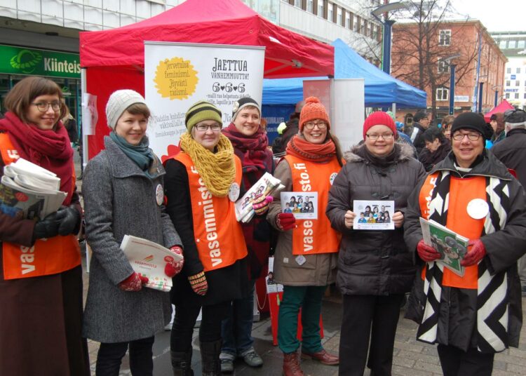 Vasemmistonaisten vaalistartissa Jyväskylän kävelykadulla olivat mukana puhenaisen Saila Ruuthin (keskellä) lisäksi muun muassa keskisuomalaiset ehdokkaat Henna Puhakka, Marjukka Huttunen, Susanna Koistinen, Tanja Koskinen, Katja Minkkinen sekä Eila Tiainen.