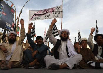 Yksi projekteista on uskontojen välisen harmonian vahvistaminen Pakistanissa. Kuvassa Jamiat Nazriati -puolueen kannattajia osoittamassa kunnioitustaan edesmenneelle Taleban-johtajalle Mullah Omarille Quettassa elokuun alussa.