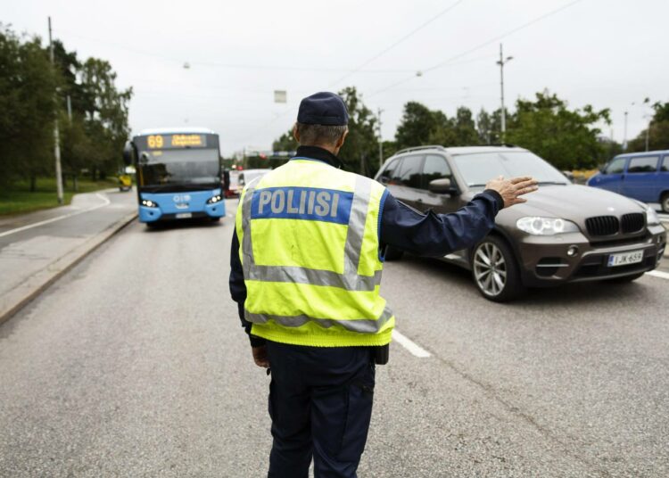 Poliisit tekevät työtä sunnuntaisinkin.