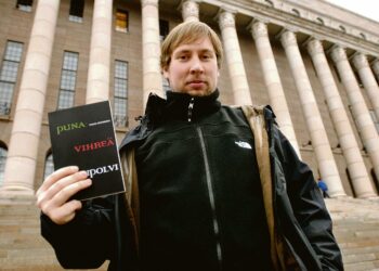 Vasemmistoliitto on yrittänyt vahvasti profiloitua punavihreänä puolueena, mutta ei ole kirjoittajan mielestä onnistunut. Paavo Arhinmäki julkaisi teoksensa Punavihreä sukupolvi vuonna 2006.