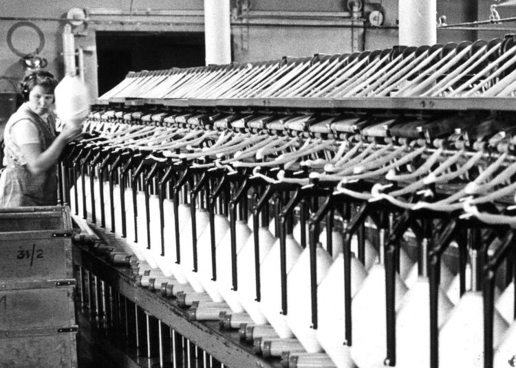 Suomessa tekstiiliteollisuuden hiipuminen alkoi 1970-luvun lopussa. Finlayson lopetti tekstiilituotannon Tampereen tehdasalueella 1990-luvun alussa. Kuvassa esikäämikoneen käyttäjä vuonna 1975.