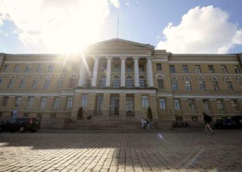 Yliopistojen luottamusmiehe kyselivät ministereiltä perjantaina Helsingissä missä viipyvät tuen osoitukset ja ennen muuta valtion tukitoimet työpaikkansa menettäville yliopiston työntekijöille.