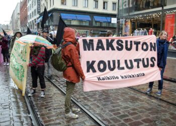 Opiskelijat osoittivat mieltään lukuvuosimaksuja ja leikkauksia vastaan Helsingissä toukokuussa vuonna 2015.