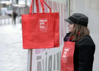 Naisten palkkapäivän kampanjointia Kolmen sepän patsaalla Helsingissä maanantaina.