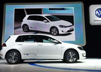 Volkswagen aikoo suuntautua sähköautoihin. Sähköversiota Golf-mallista esiteltiin Los Angelesin autonäyttelyssä.
