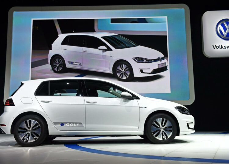 Volkswagen aikoo suuntautua sähköautoihin. Sähköversiota Golf-mallista esiteltiin Los Angelesin autonäyttelyssä.