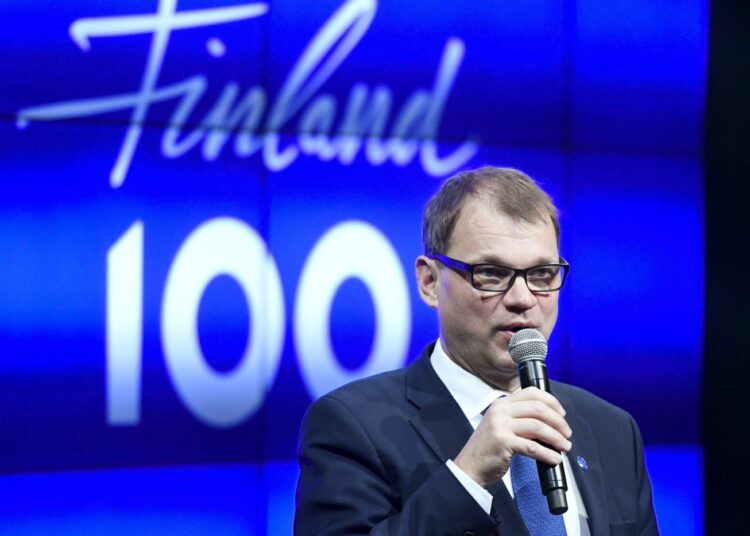 Pääministeri Juha Sipilä tunsi epäsuosion nahoissaan konkreettisesti, kun juhlakansa buuasi hänelle uudenvuoden juhlissa Helsingin kansalaistorilla.