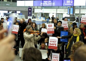 Helsinki-Vantaan lentokentällä järjestettiin maanantai-iltana mielenosoitus turvapaikanhakijoiden palautusta vastaan. Tänään mieltä osoitetaan Kansalaistorilla.