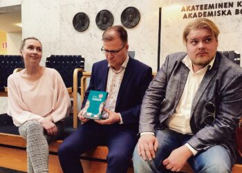 YLEGATE kirjan kirjoittajat Salla Vuorikoski, Jussi Eronen ja Jarno Liski kirjan julkaisutilaisuudessa.