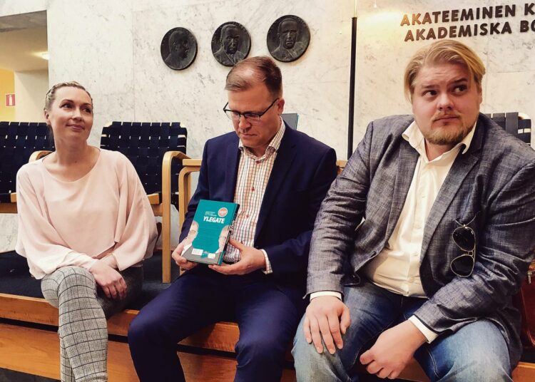 YLEGATE kirjan kirjoittajat Salla Vuorikoski, Jussi Eronen ja Jarno Liski kirjan julkaisutilaisuudessa.