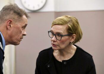 Sisäministeri Paula Risikko on sopinut poliisiylijohtaja Seppo Kolehmaisen kanssa, että poliisien Facebook-ryhmän kirjoittelu selvitetään. Tiistaina hän sai vastattavakseen Matti Semin kirjallisen kysymyksen.