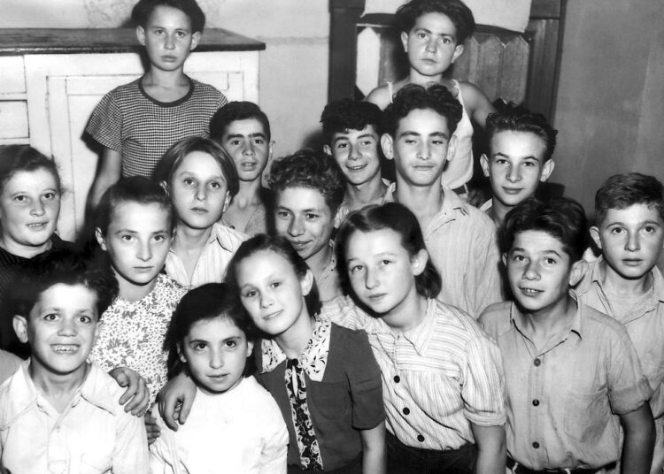 Lokakuussa 1947 Lindenfelsissä Saksassa kuvattiin juutalaisia orpoja, joiden vanhemmat olivat kuolleet. Kuvatoimiston välittämän tiedon mukaan useimmat kuvan lapsista olivat itse pelastuneet täpärästi kuolemalta kaasukammiossa.