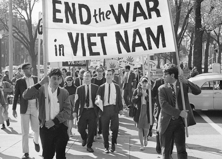 Yhdysvalloissa Vietnamin sodan vastainen liikehdintä alkoi varsin näyttävästi jo vuonna 1965.