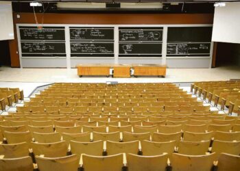 Kirjoittajan mukaan viranomaiset ovat tehneet hänen kouluttautumisensa uuteen ammattiin mahdottomaksi. Kuvassa tyhjä yliopiston luentosali.