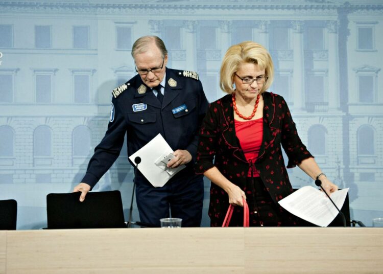 Poliisiylijohtaja Mikko Paatero ja sisäministeri Päivi Räsänen sisäministeriön tiedotustilaisuudessa marraskuussa 2013.