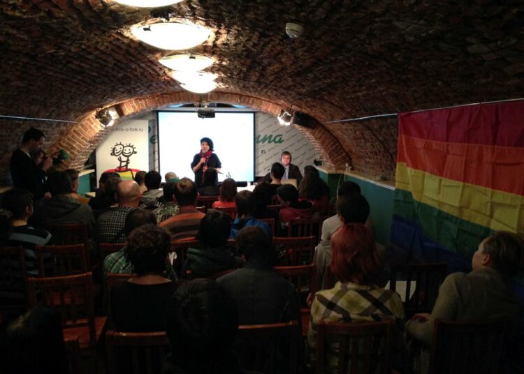 LGBTQ-yhteisön jäseniä koolla elokuvatapahtumassa Pietarissa vuonna 2014.