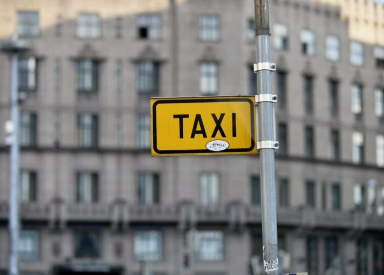 Kela reklamoi taksien välityksestä.