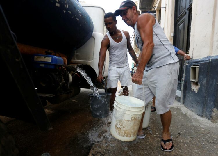 Monen kuubalaisen arkea varjostaa puute puhtaasta vedestä, jota joudutaan noutamaan säiliöautolta jopa Havannan keskustassa.
