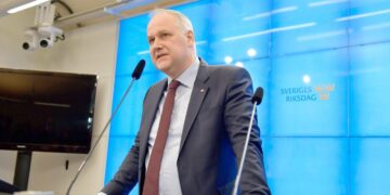 Vasemmistopuolueen puheenjohtaja Jonas Sjöstedt lehdistötilaisuudessa maanantaina.